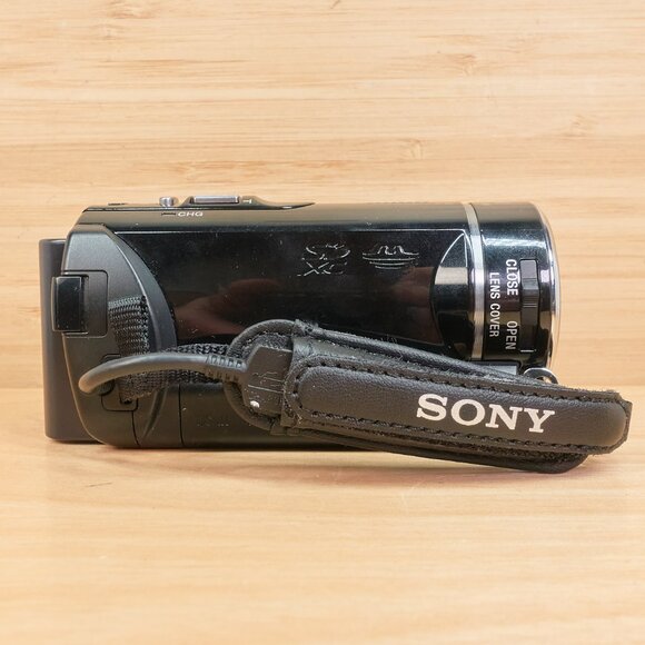 Sony HDR-PJ200 / HD Handycam Camcorder / Built-in Projector / Carl Zeiss Lens - Picture 8 of 10